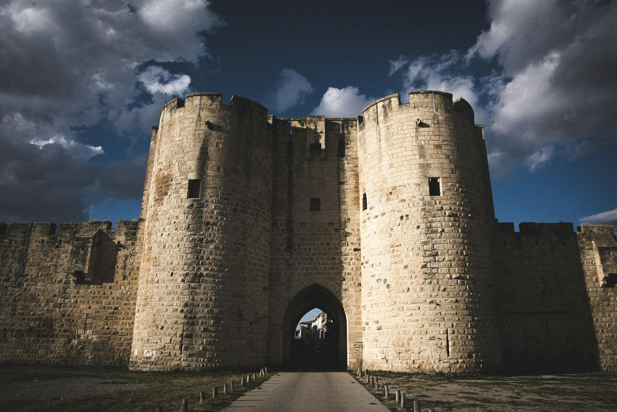 Remparts d'Aigues-Mortes dans la lumière du soir