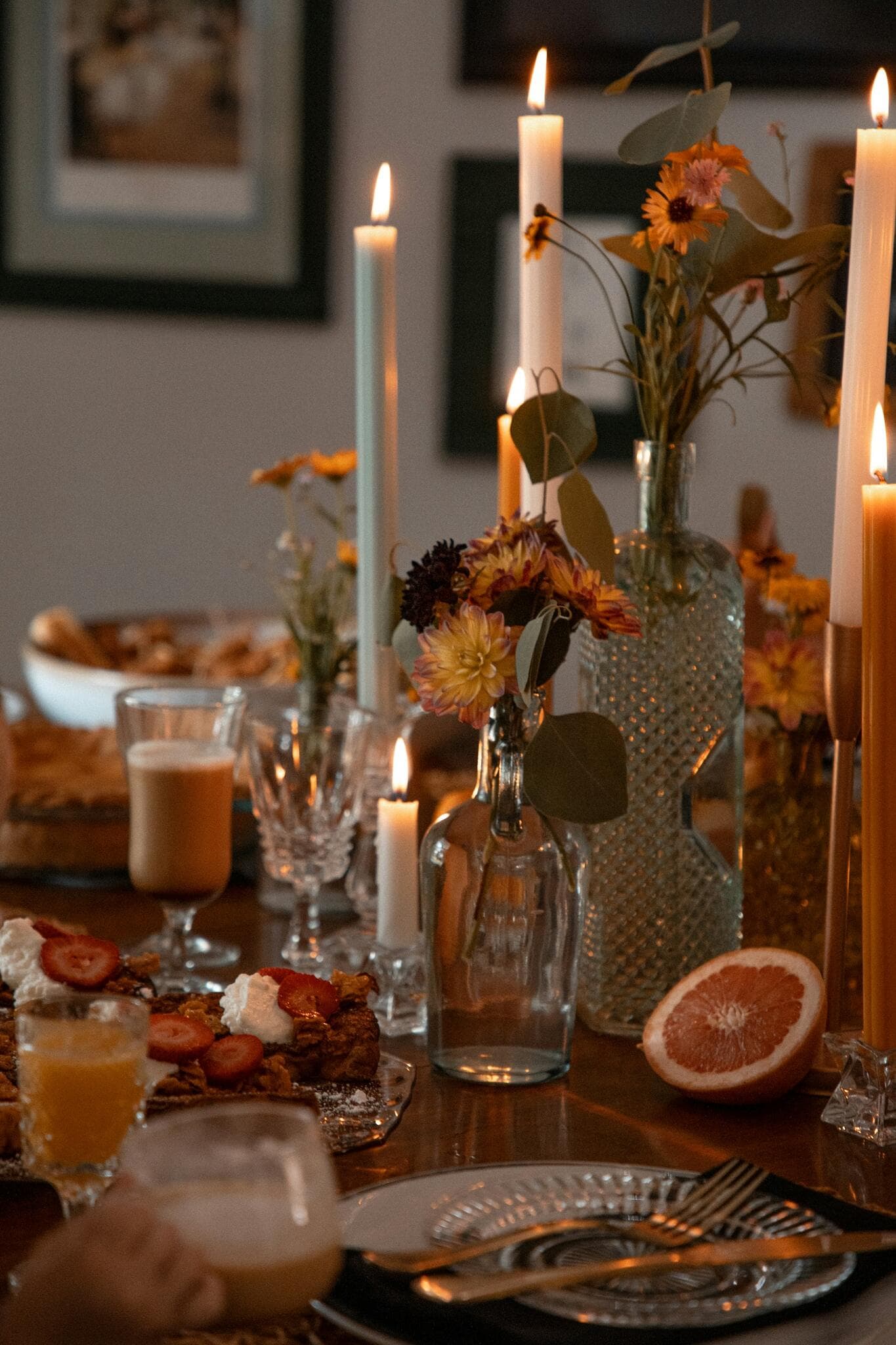 Table dressée aux chandelles dans une propriété gérée par Welcomia