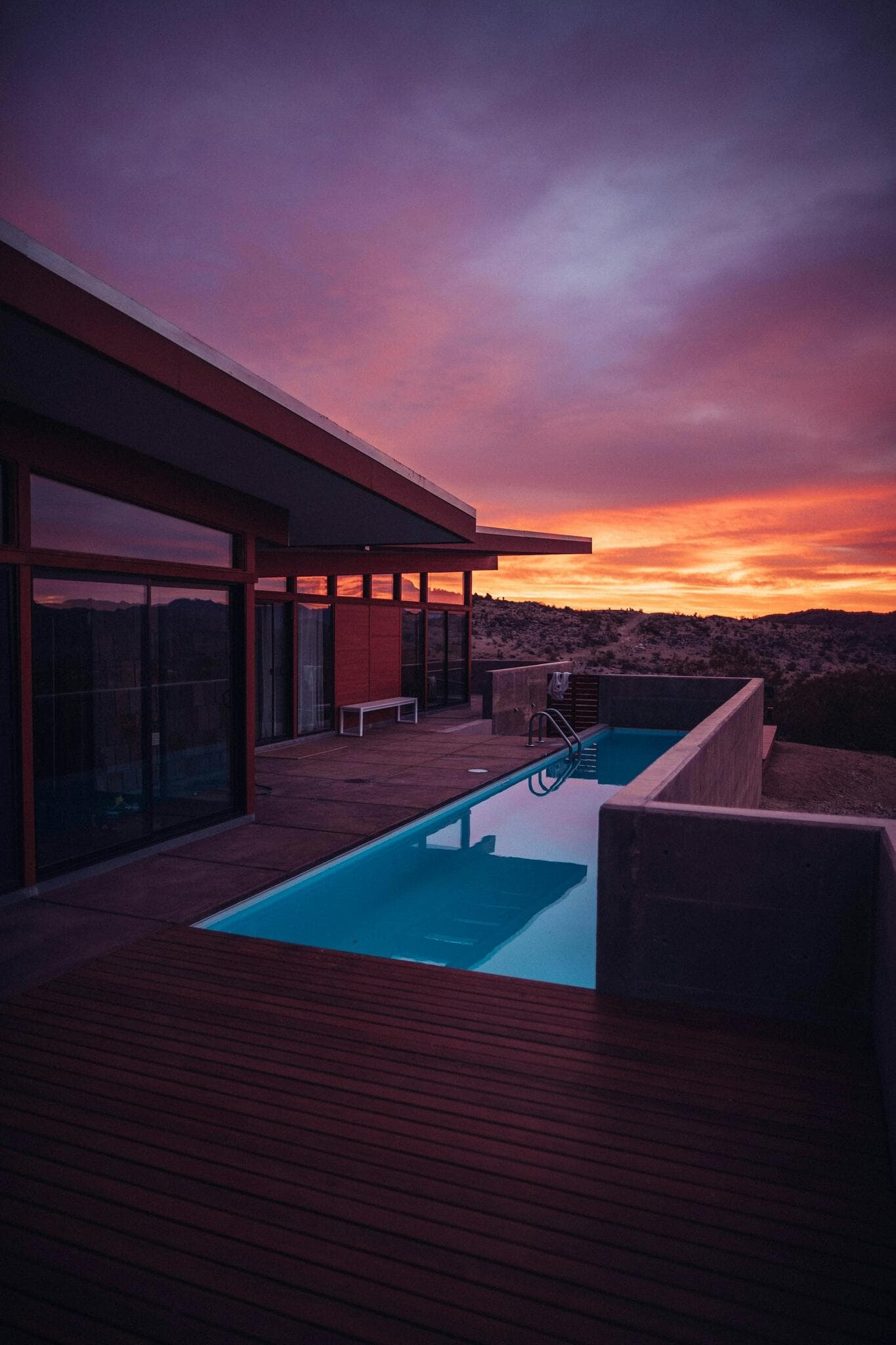 Villa avec piscine photographiée à l'heure dorée