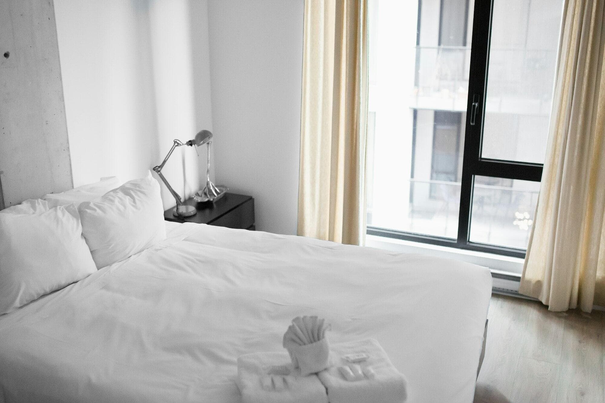 Lit fait au carré, linge blanc hôtelier impeccable