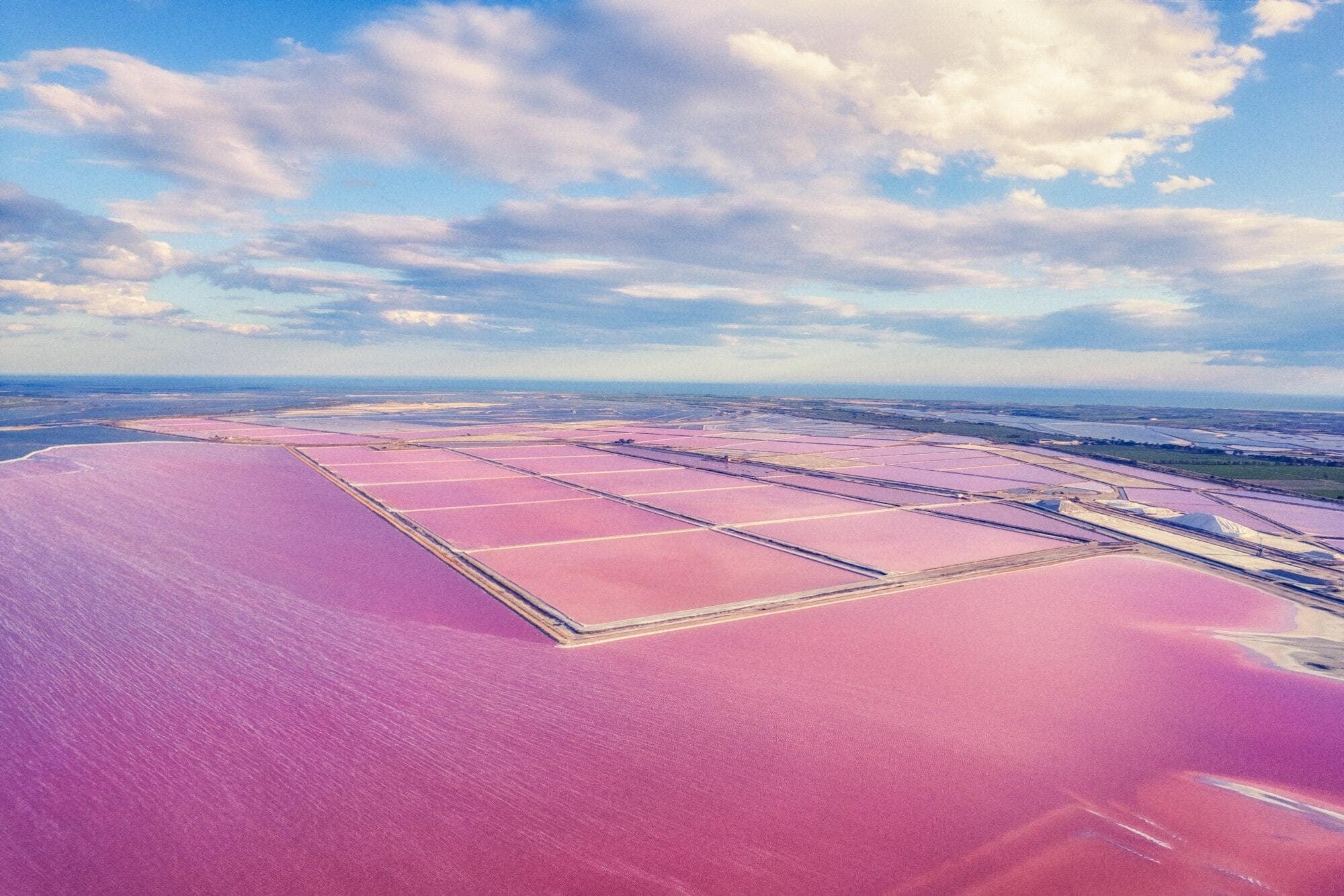 Salins roses vus du ciel, entre Gard et Hérault