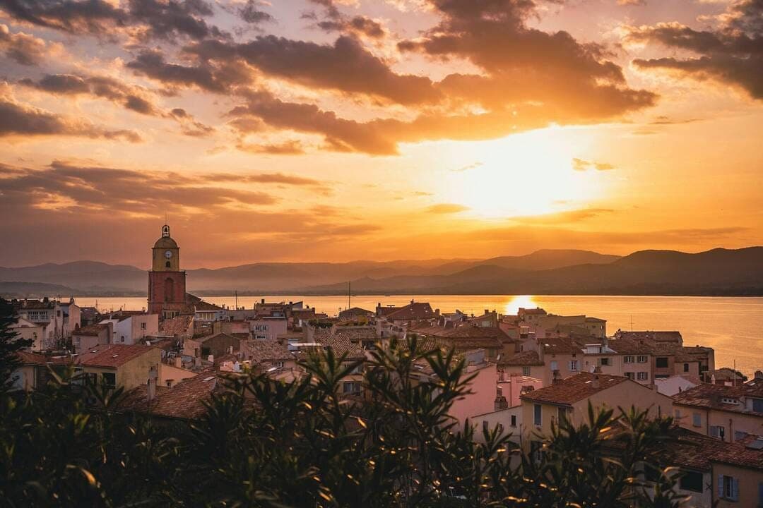 Toits de Saint-Tropez au coucher du soleil, marché touristique à forte saisonnalité