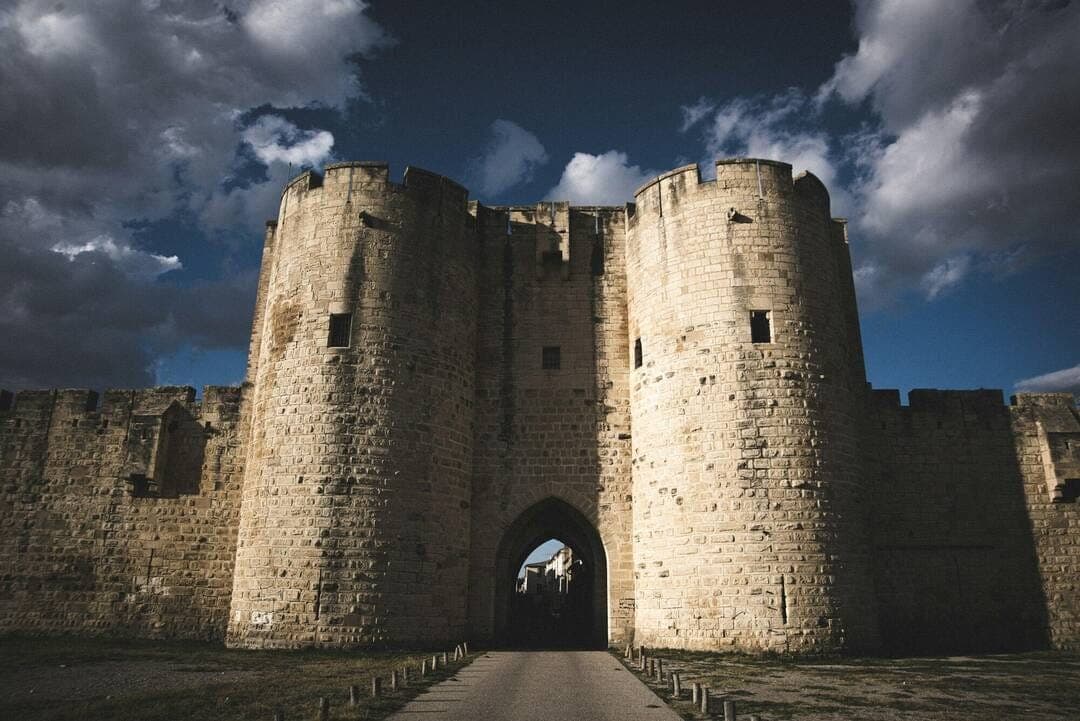 Porte fortifiée médiévale flanquée de deux tours rondes, à Aigues-Mortes