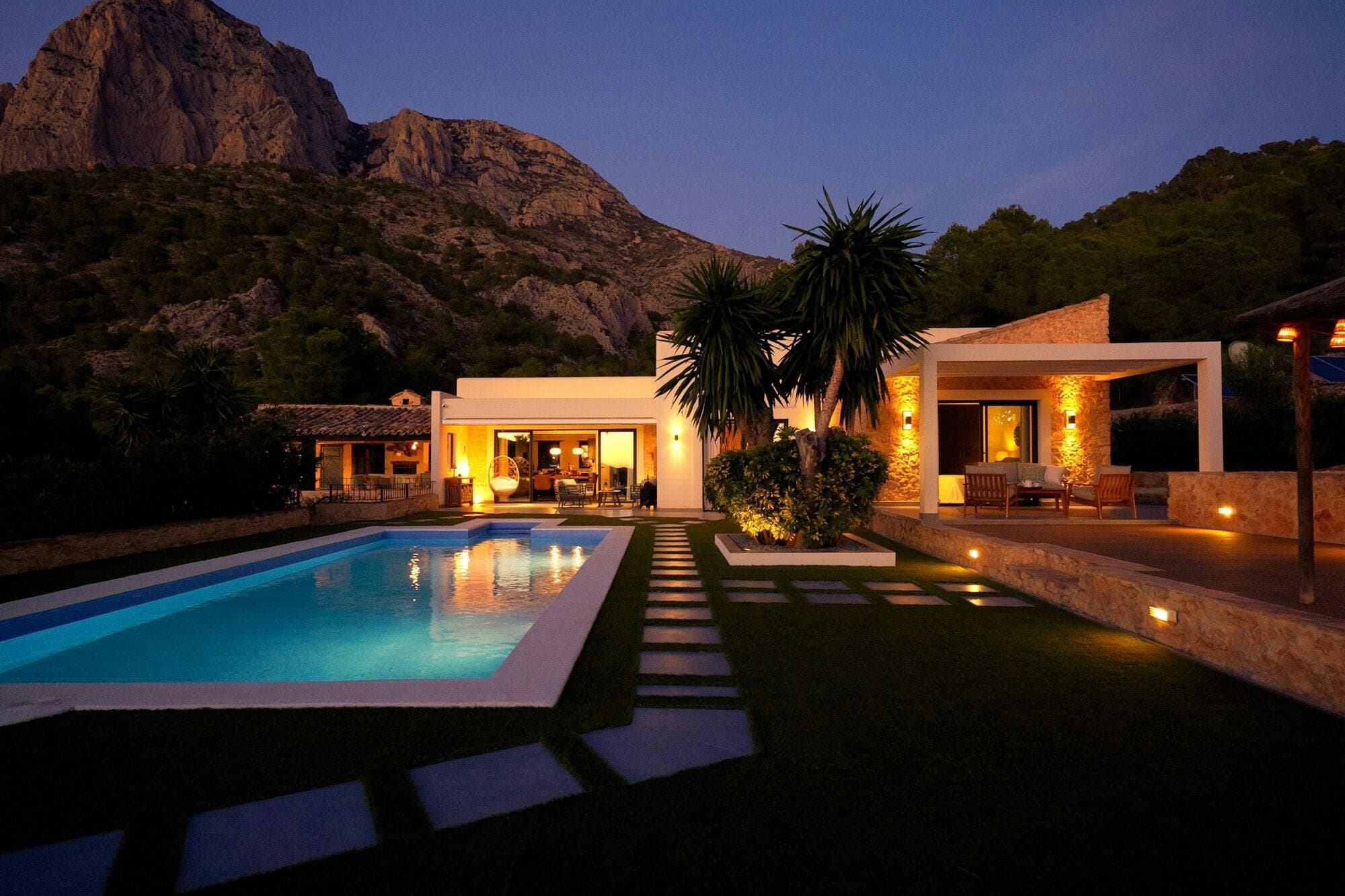 Villa de luxe avec piscine illuminée au crépuscule, gérée en location par Welcomia